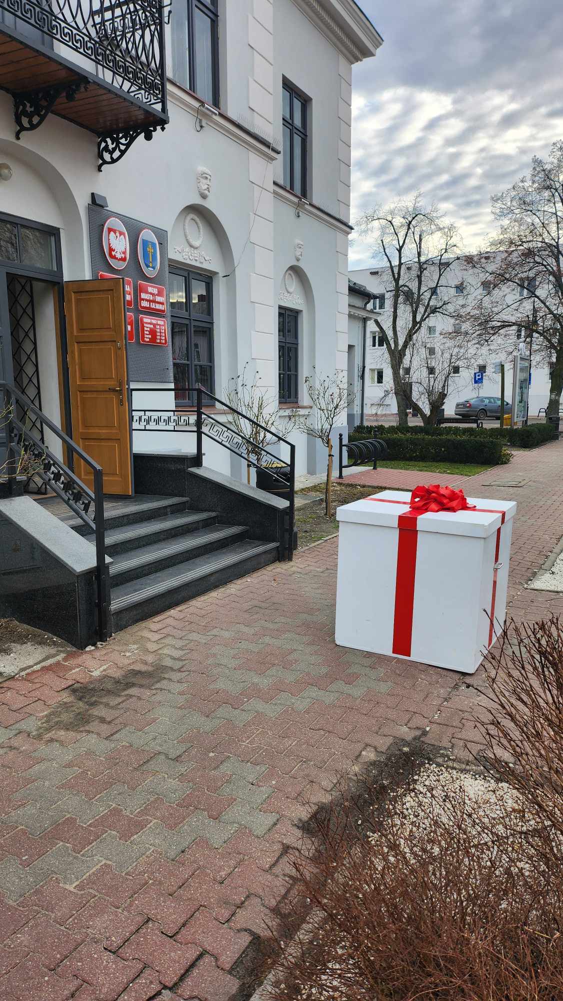 Kraina Dekoracji - Prezent z balonami czerwona kokarda