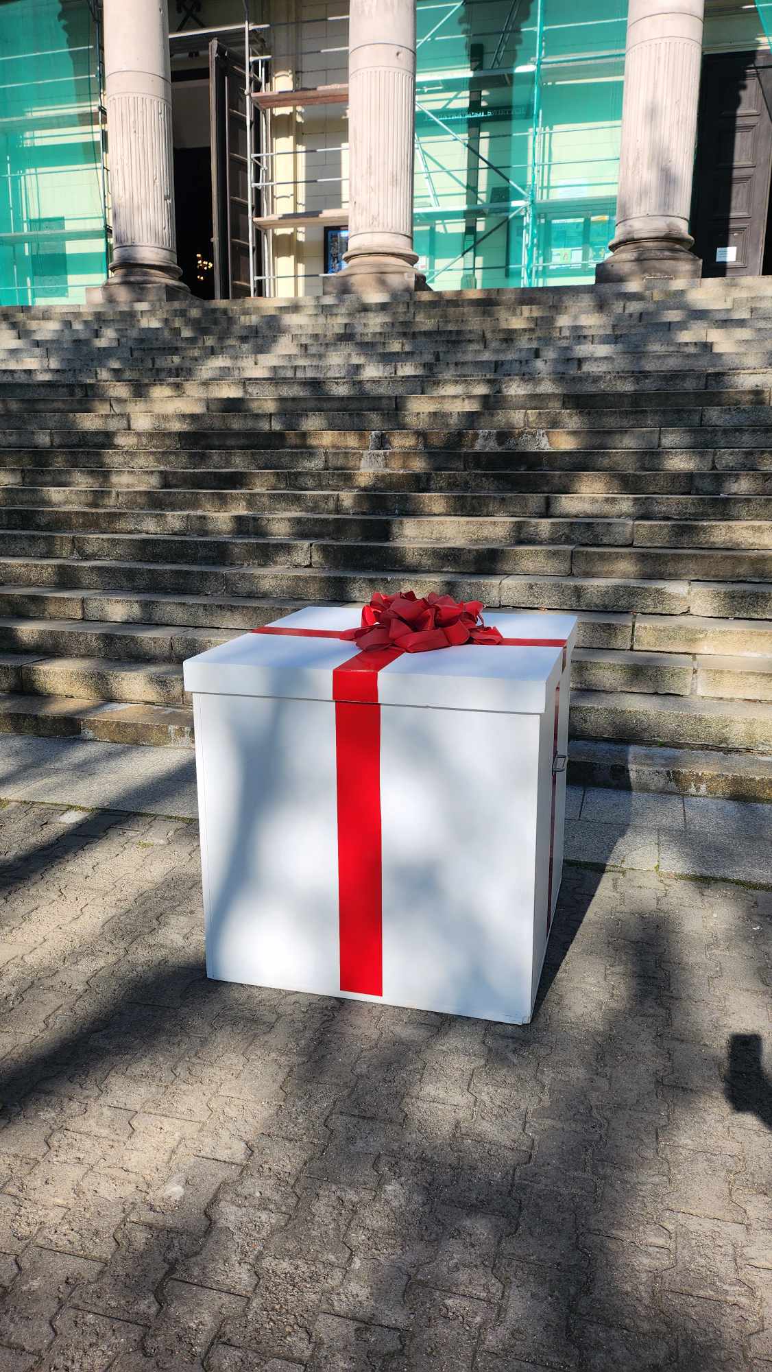 Kraina Dekoracji - Prezent z balonami czerwona kokarda